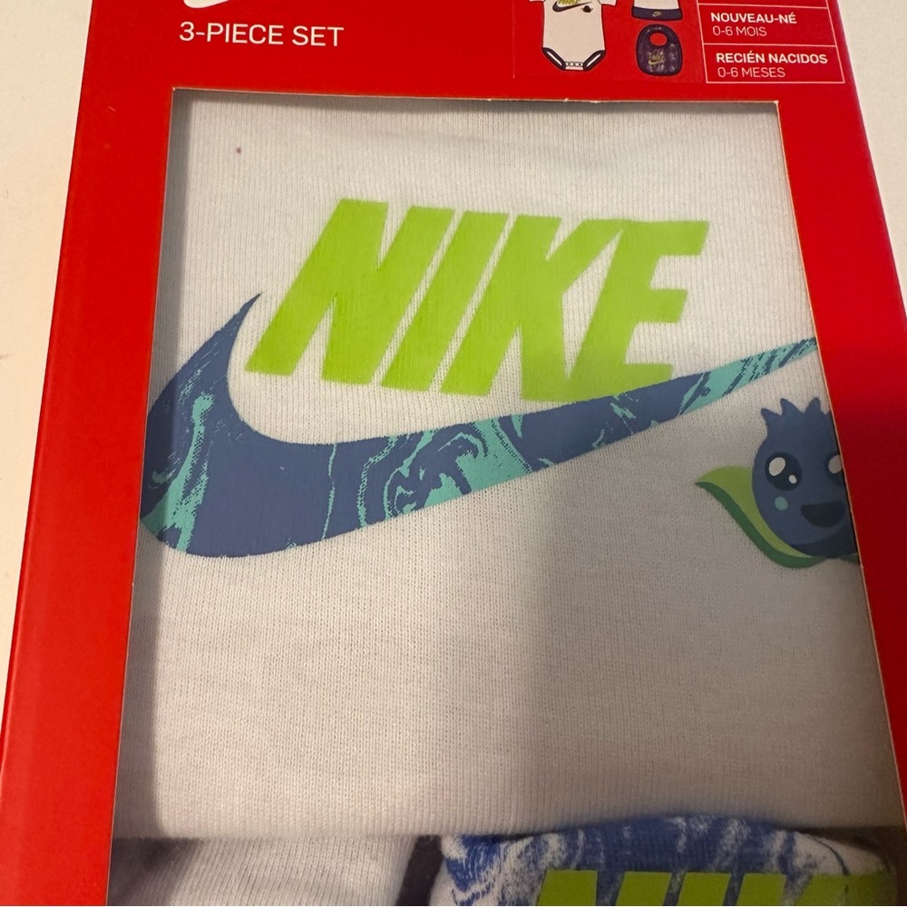 Nike Baby Gift Set - Picture 4 of 6